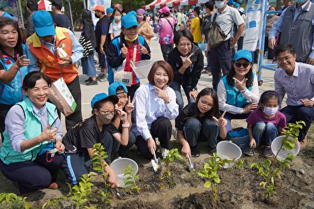 屏东县政府、行政院南部联合服务中心、林务局屏东林区管理处18日在屏东科技产业园区举办植树活动，吸引600多位民众参与，共同种下1500株原生树木。