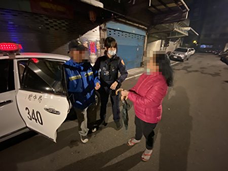 九旬失智老翁沿路敲打民宅，中坜警协助返家。