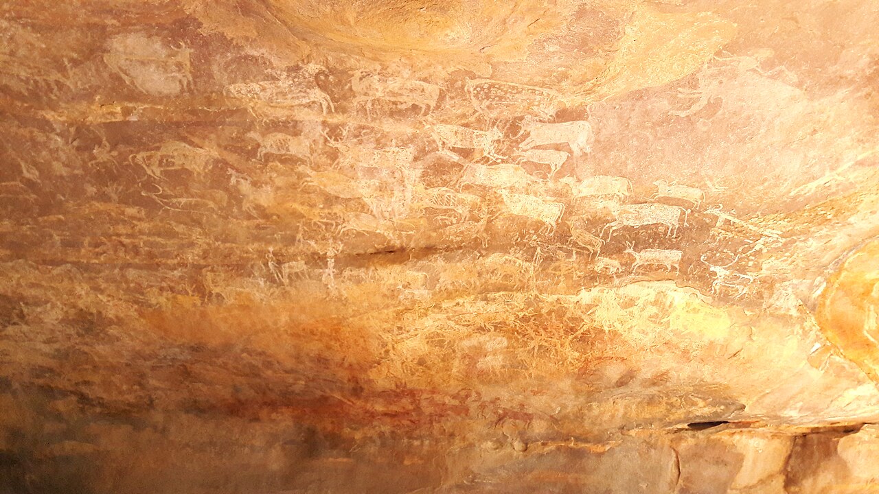 Pinturas rupestres no abrigo de Bhimbetka, 10 mil anos atrás, atual Madhya Pradesh, Índia. Foto: PranjalG431, 2016