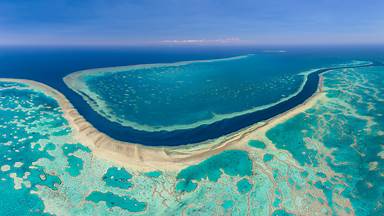 Aerial image of the Great Barrier Reef, Australia (© AirPano LLC/Amazing Aerial Agency)