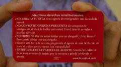 "No abra la puerta": qué dice la tarjeta roja en 19 idiomas que ayuda a los migrantes en riesgo de deportación en EE.UU.