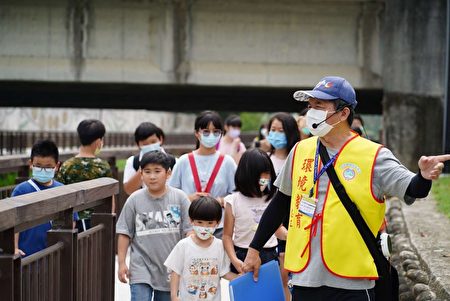 今日活动特别安排环教志工进行导览介绍，将守护溪流、爱护环境的观念深耕于学童心中。