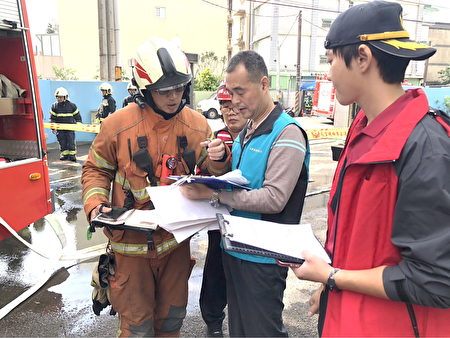 消防局落实“资讯权”向业者取得厂区平面图资及相关资讯，再透过演习的方式检视预防灾害之成效。