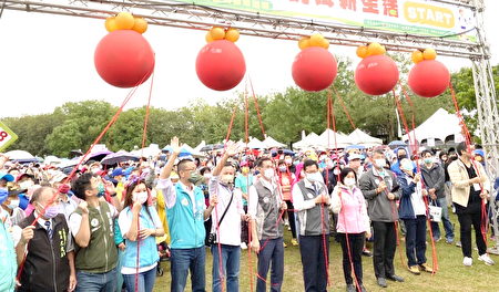 桃园市长郑文灿与地方民代为健行活动开场。