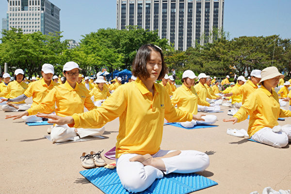 5月10日，韩国庆祝2015年世界法轮大法日。（金国焕/大纪元） 