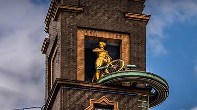 'Vejrpigerne' ('The Weather Girls') sculpture on top of the Richshuset building in City Hall Square, Copenhagen, Denmark (© Stig Alenas/Shutterstock)
