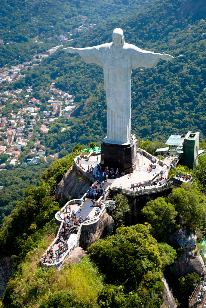 https://upload.wikimedia.org/wikipedia/commons/e/e7/Aerial_view_of_the_Statue_of_Christ_the_Redeemer.jpg