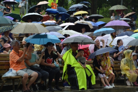 台北天气晴时偶雨，但观众热情浇不息。