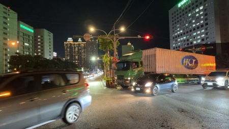 针对中正路往桃园方向，调拨一车道供往大园方向车流通行，并加强沿线交通疏导。