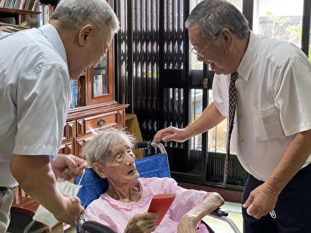 屏东市代理市长程清水（右）祝贺百岁人瑞郭月云女士重阳节快乐。