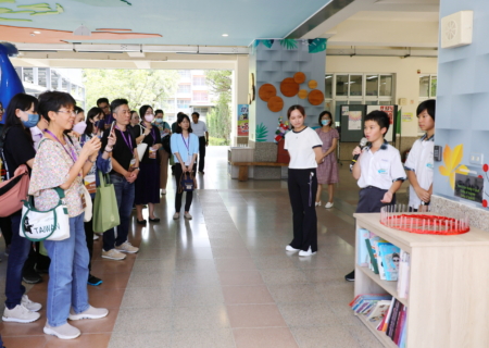 马来西亚华校董事联合会至大业实中参观，由大业实中学生向大家介绍校园。