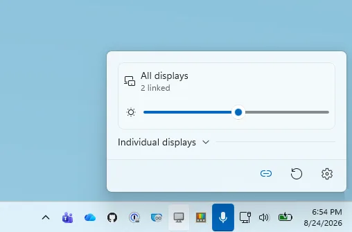 Interfaz de PowerDisplay en PowerToys 0.101, mostrando el control de brillo vinculado para múltiples monitores. Se ve el deslizador 'All Displays' y opciones individuales.