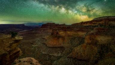 https://cn.bing.com/th?id=OHR.MilkyWayCanyonlands_ZH-CN2363274510&w=384&h=216