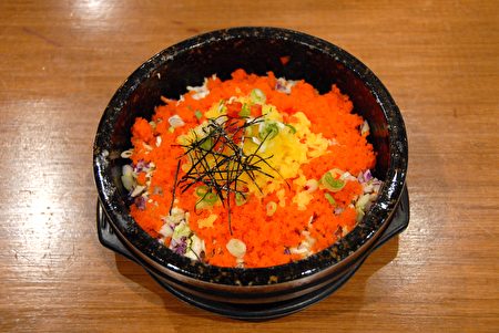 图：韩式鱼籽饭（Fish Egg with rice in stone bowl）。负责热食的厨师Jeon Hyoung-Seok说：“很多亚洲人，特别是中国人、日本人喜欢这道韩式鱼籽饭。” （大纪元图片）