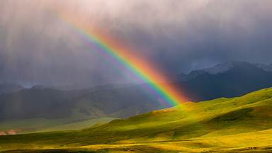 A rainbow in At-Bashy District  , Kakshaal Too Mountains, Naryn Province, Kyrgyzstan (© Emad aljumah/Getty Images)