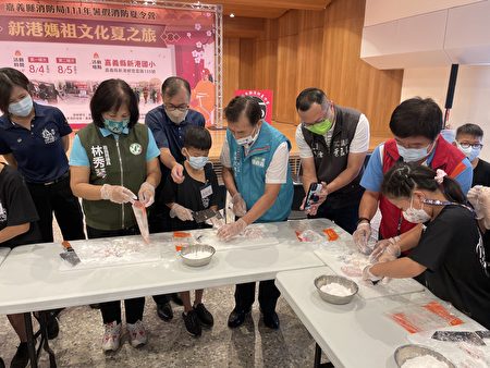 嘉义县消防局办理111年暑期消防夏令营，第一场“新港妈祖文化夏之旅”于8月4、5日假新港国小热情展开。