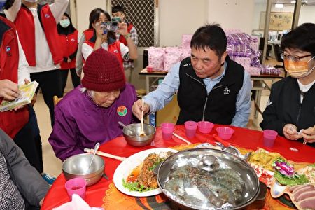 县长替长辈夹菜