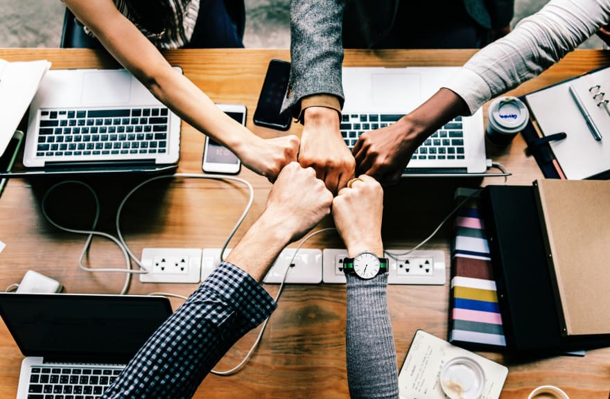 Foto di persone al pugno di lavoro urtando