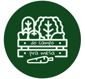 Imagem do logo do nosso projeto Do campo pra mesa é um círculo verde escuro com detalhes brancos e uma caixa com legumes em cima e em baixo escrito Do campo pra mesa