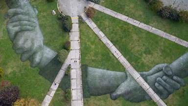 Giant land art fresco by artist Saype in Istanbul, Türkiye (© Chris McGrath/Getty Images)