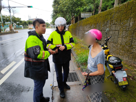 龟山分局大埔派出所警员洪上芠骑乘警用机车经过下车关心。