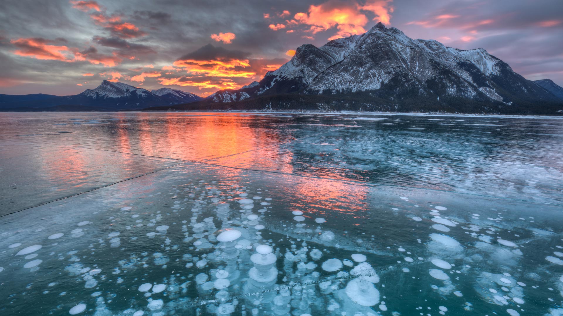 Abraham Lake, Alberta, Canada (© Basic Elements Photography/Getty Images)