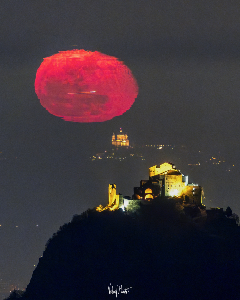 A Quadruple Alignment over Italy image