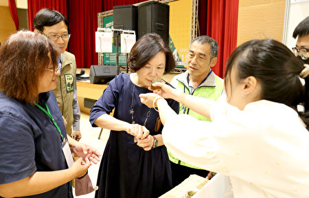 屏东县食品及生技业产学媒合会15日在县政府礼堂举行。