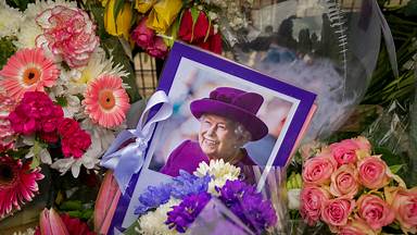 Floral tributes left in London, England, following the death of Queen Elizabeth II (© Maja Smiejkowska/Reuters)