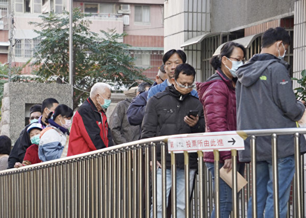 台湾大选投票日天气很好 投票所现长龙