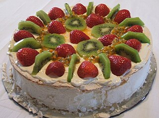 Pavlova dessert with kiwi slices