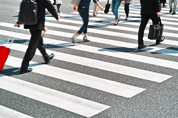 斑马线的白色区块比较滑，过马路时要留意。（shutterstock）