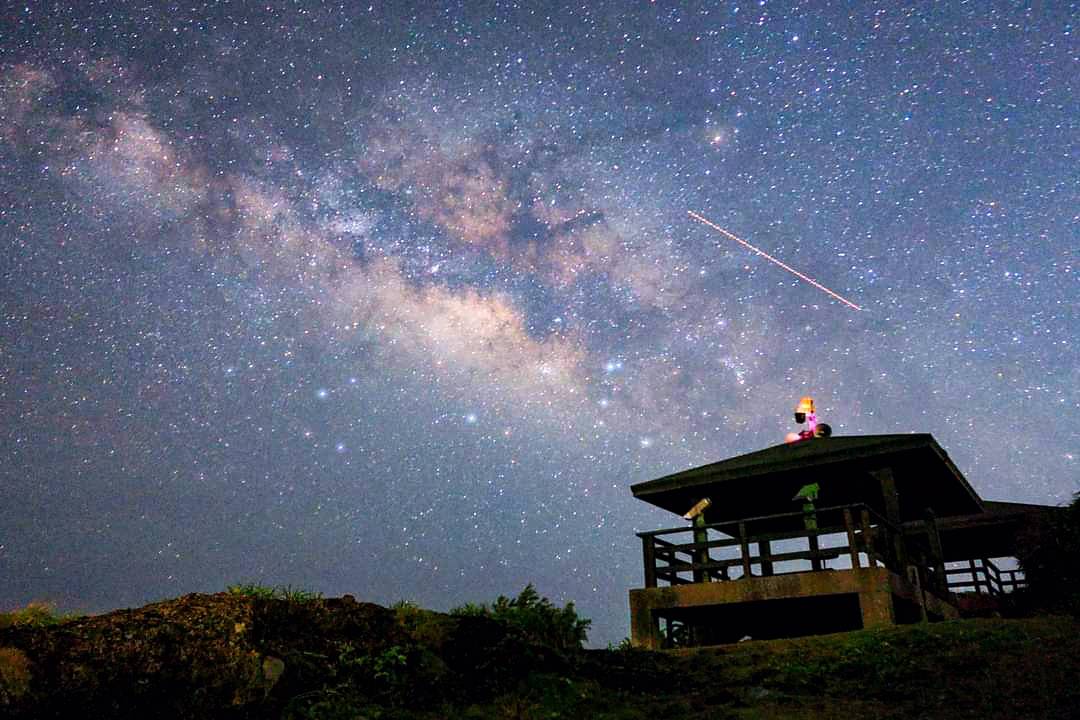 台湾台东县三仙台壮观的银河美景。（苏家弘提供）