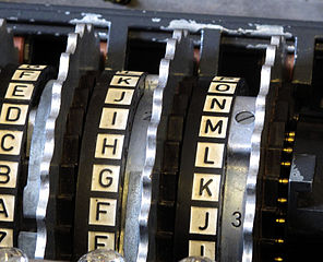 https://upload.wikimedia.org/wikipedia/commons/thumb/d/dd/Enigma_rotors_with_alphabet_rings.jpg/296px-Enigma_rotors_with_alphabet_rings.jpg