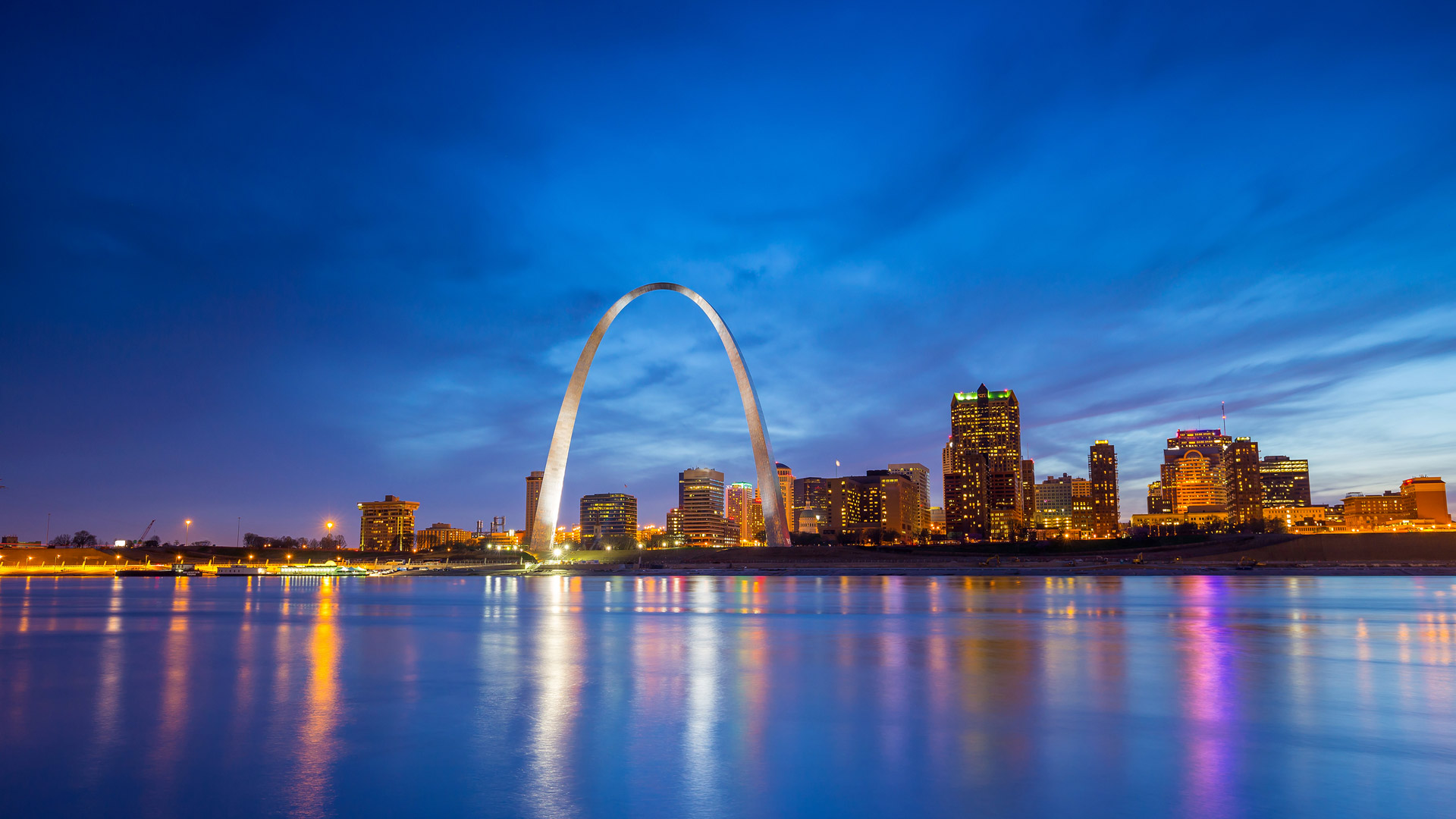 The Gateway Arch in St. Louis, Missouri (© f11photo/Getty Images)