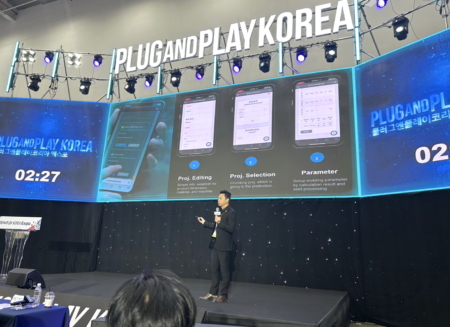 智颖智能于韩国Plug and Play KOREA EXPO与现场投资人介绍产品。