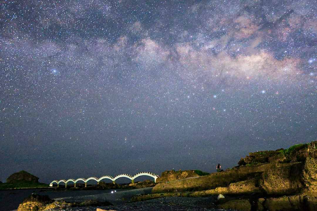 台湾台东县三仙台壮观的银河美景。（苏家弘提供）