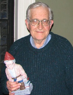 Noam Chomsky con su gnome Chomsky :smile_cat: