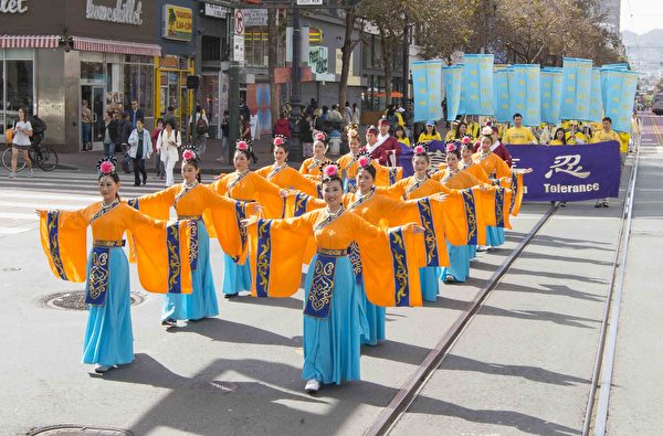 2016年10月22日，4000多名法轮功学员及民众，在旧金山举行盛大游行。（周容／大纪元）