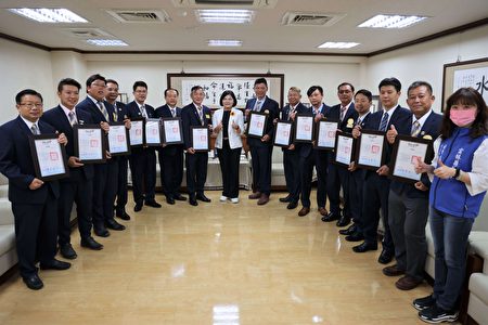 县长张丽善致赠感谢状给国际同济会云林各分会 。