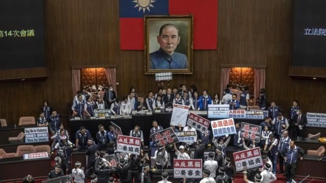 5月21日，民进党议员在台湾立法院抗议，国民党议员聚集在立法院院长韩国瑜（中）周围。