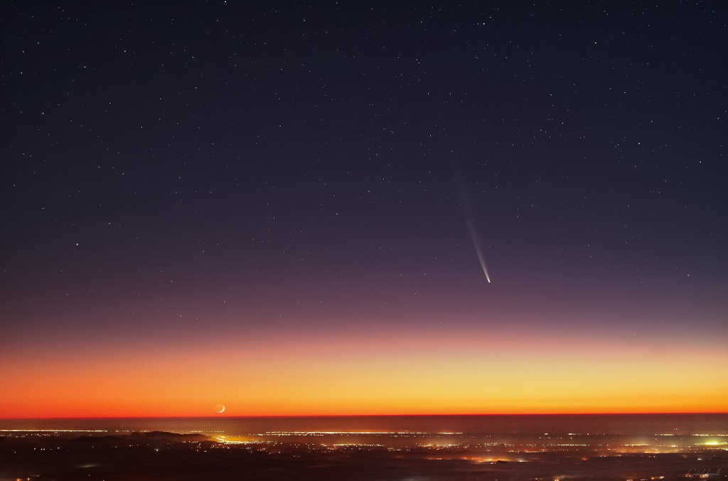 2024-10-04 Comet at Moonrise NASA