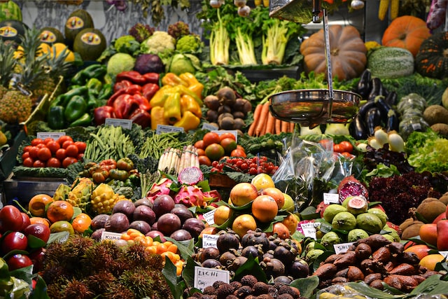 Photo of various fruits and vegetables in a market in Barcelona, Spain. Photo by Jacopo Maia