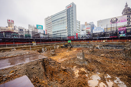 桃园捷运绿线G07站与桃园铁路地下化桃园站共构工程现场。