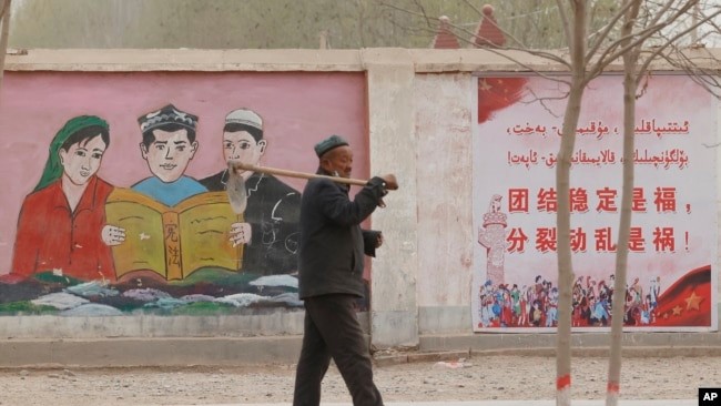中国共产党对维吾尔人的洗脑