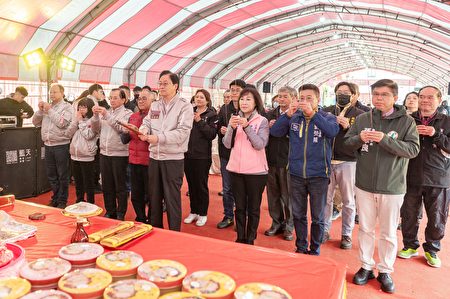 桃园市长张善政与贵宾一同祈求开工顺利。