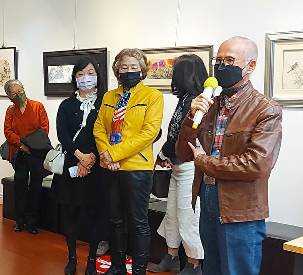 图：艺术家甘锦城的胶彩画个展5月份正在台加艺廊展出，图为廖藏武前会长致辞。（邱晨/大纪元）