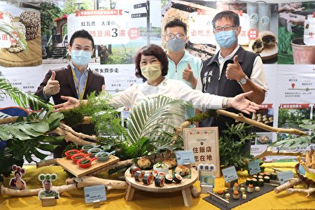  市长黄敏惠展示住饭店吃在地食材。