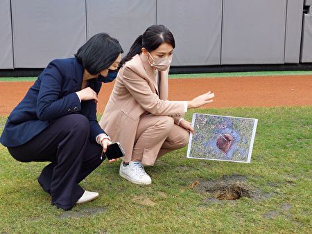 新竹市长高虹安（右）与副市长蔡丽清（左）在记者会结束后，前往新竹棒球场检视废弃物问题。