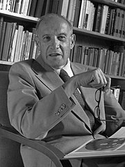 Image of Peter Drucker by Jeff McNeill, CC BY-SA 2.0 https://creativecommons.org/licenses/by-sa/2.0, via Wikimedia Commons